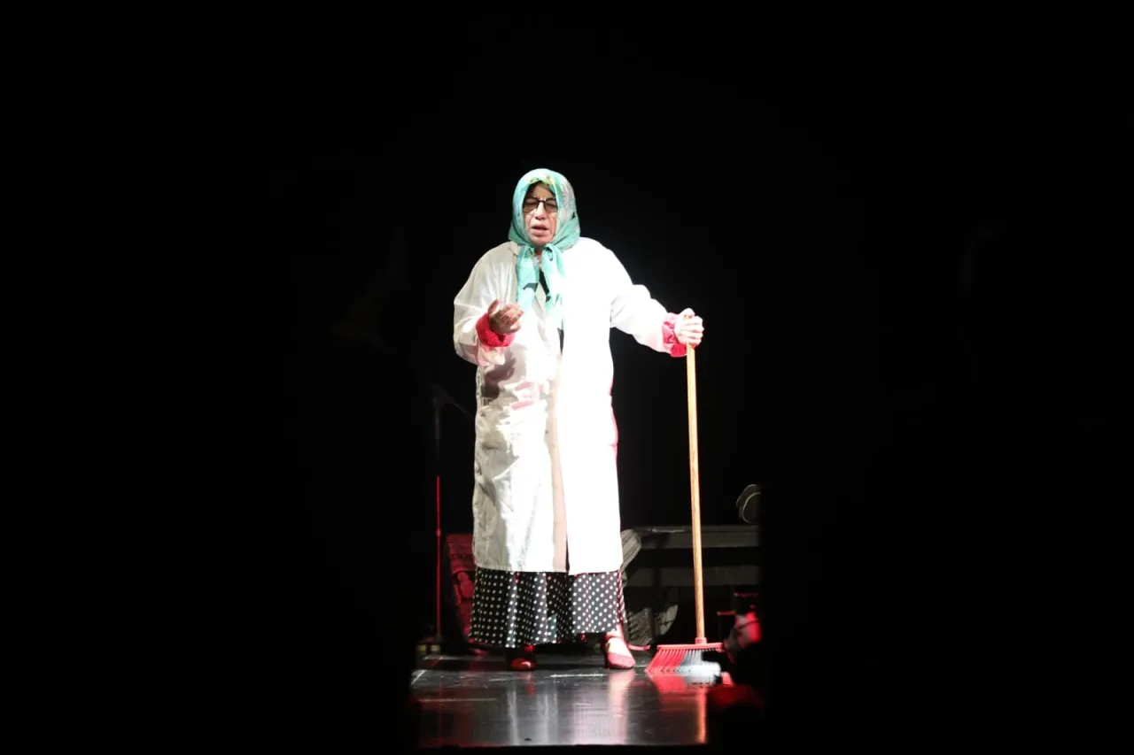 أنا كارمن عندما تتحول خشبة مسرح المونودراما إلى مرآة نسوية صادقة