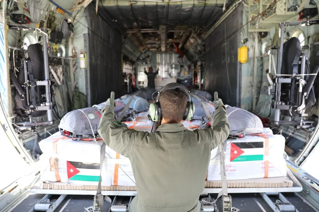 الجيش الاردني ينفذ إنزالين للمساعدات على غزة بمشاركة الإمارات