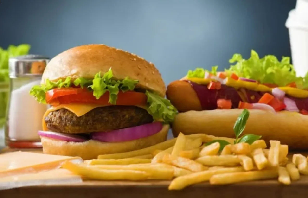 دراسة الأطعمة المعالجة قد تزيد خطر الإصابة بسرطان الرئة