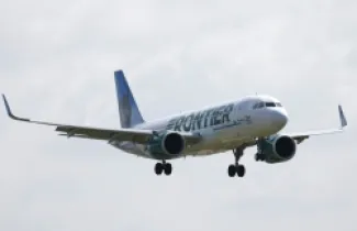 طائرة أمريكية تتحول إلى حلبة مصارعة! - فيديوهات