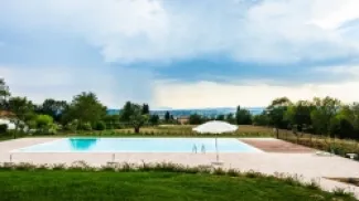 الأردن .. محافظ جرش يوقع مالكو المزارع الخاصة  على عدة تعهدات