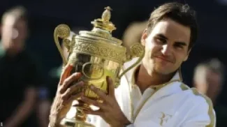 قصف الملعب ومجد فيدرر وسيطرة عائلة ويليامز، ما أهم محطات بطولة ويمبلدون لكرة المضرب؟