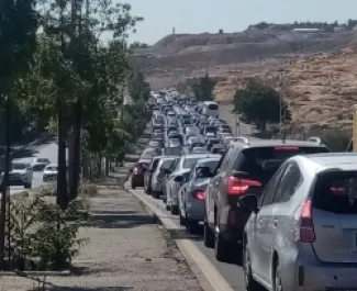 تعطل شاحنة داخل نفق الملتقى يتسبب بازدحام خانق على طريق المطار