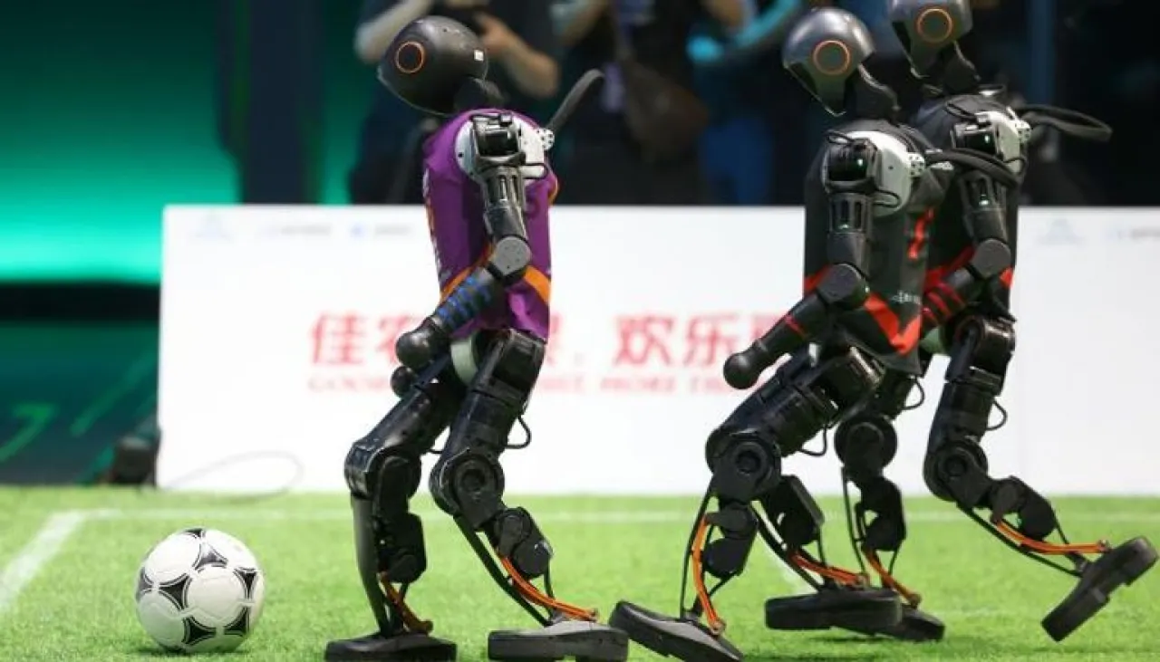 الصين تكتب التاريخ  أول دورة كرة قدم للروبوتات البشرية