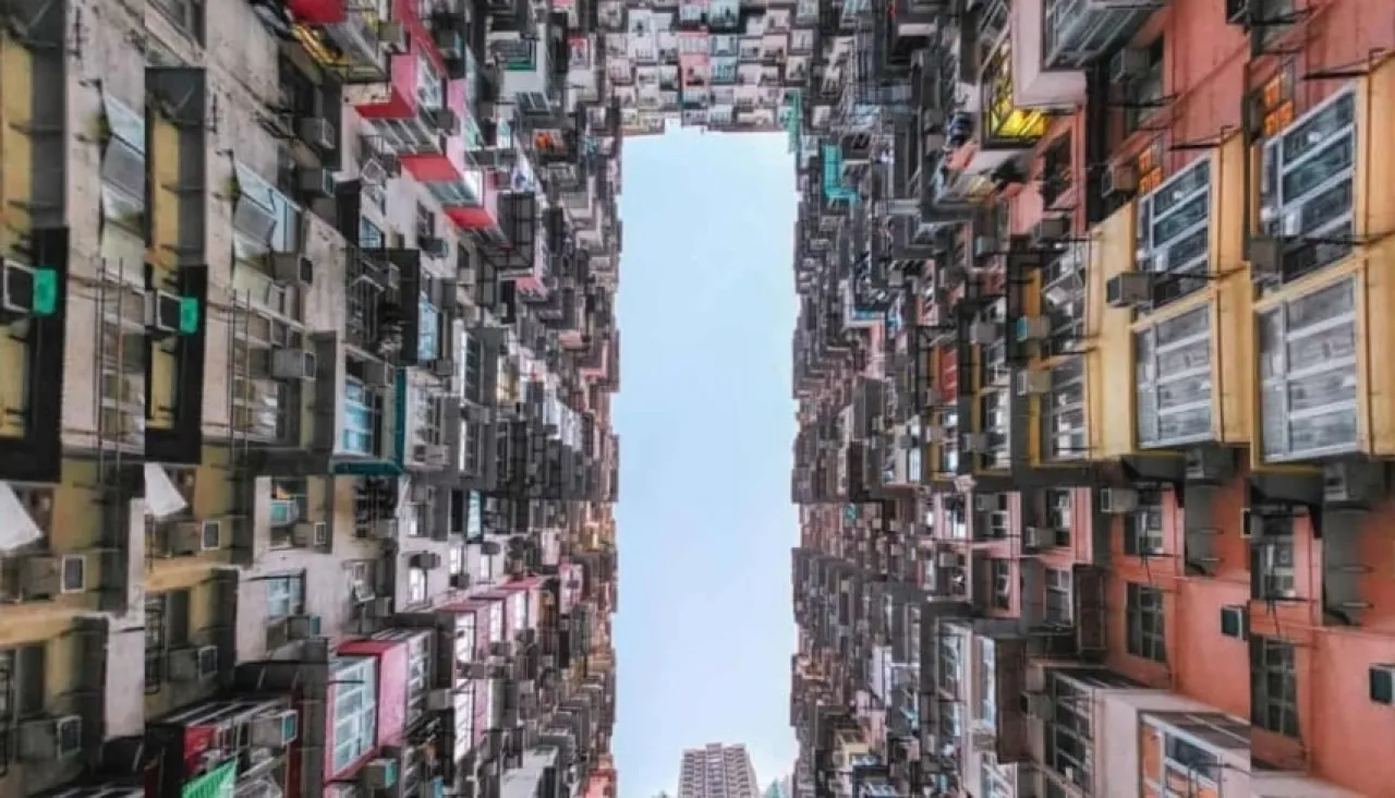 من قلب المدينة العمودية  صورة هاتفية تجتاح مواقع التواصل