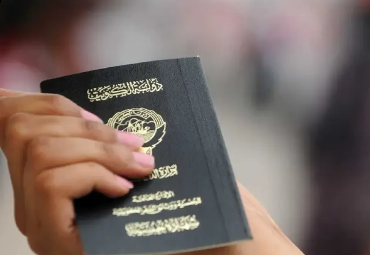 تحذيرات حكومية من إلغاء معاملة كويتية للمسحوبة جنسياتهن