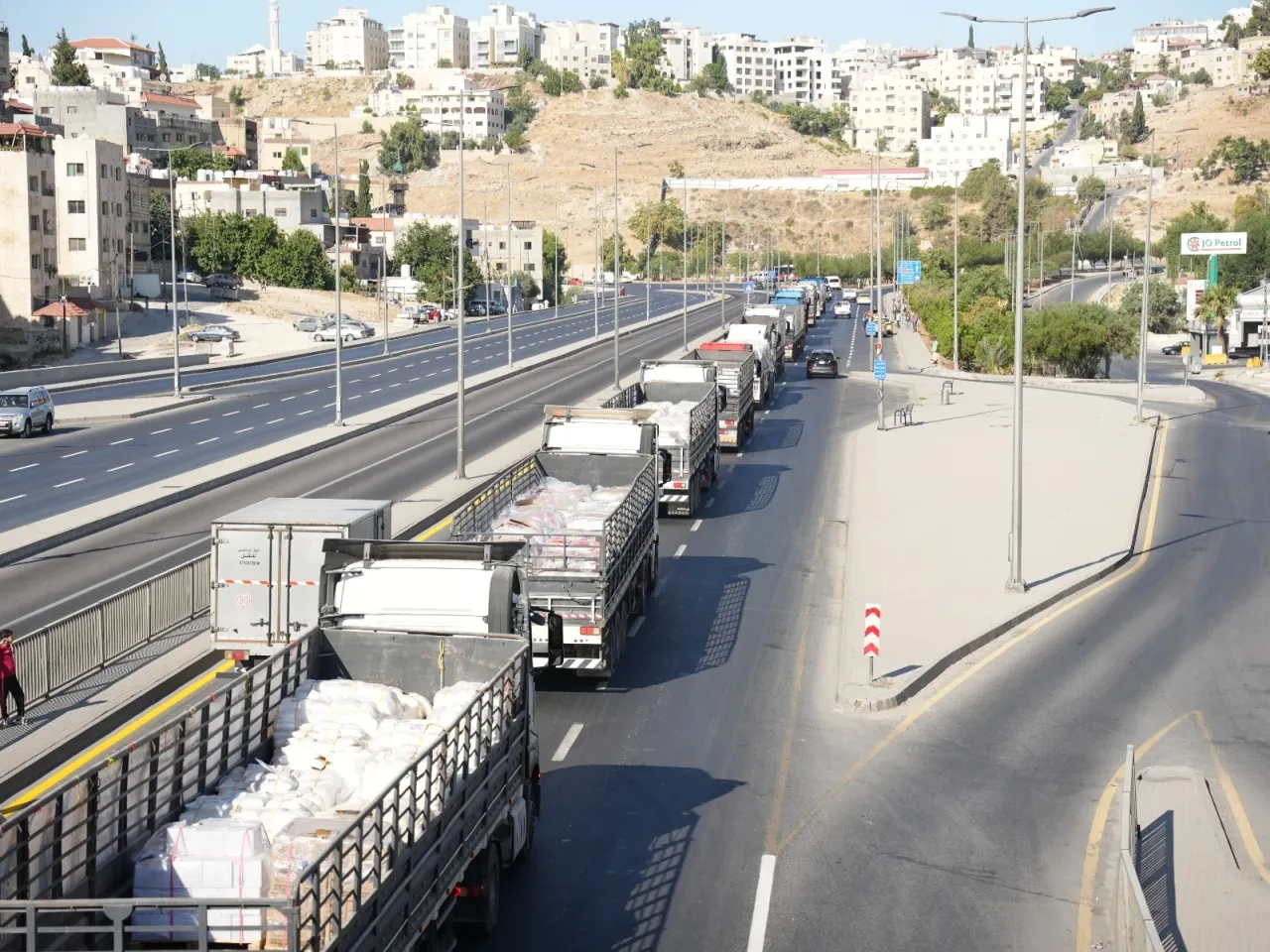 عبور قافلة مساعدات أردنية مكونة من 38 شاحنة لـ غزة