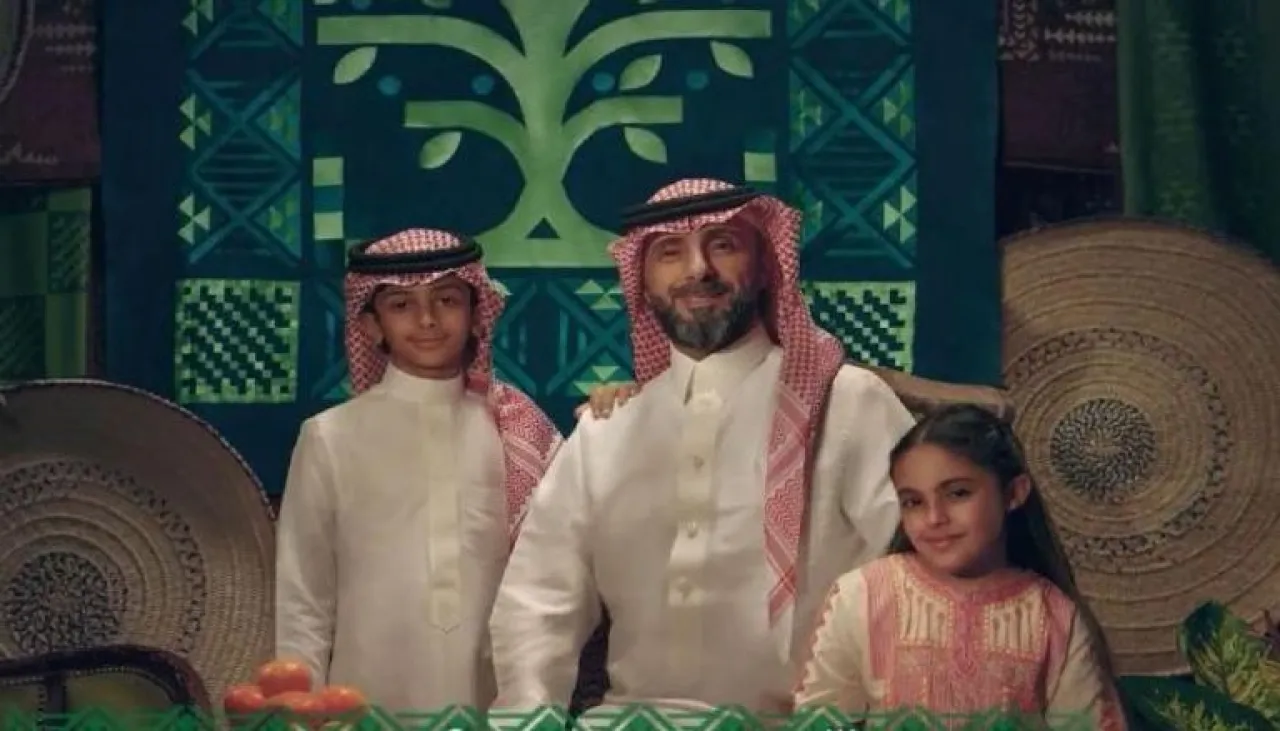 إطلاق هوية اليوم الوطني السعودي 2025 تحت شعار عزّنا بطبعنا