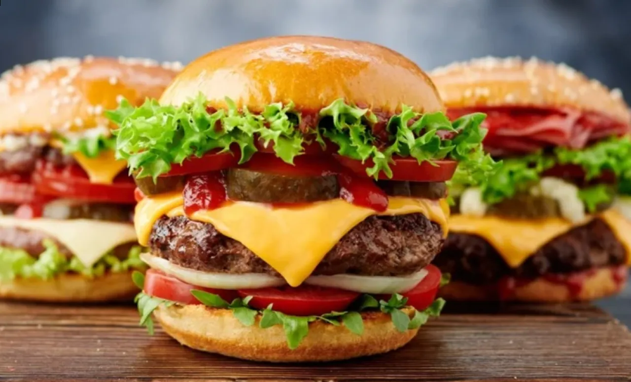 تناول البرغر بحكمة عالم يكشف كم تحتاج شهرياً لإنقاذ كوكب الأرض