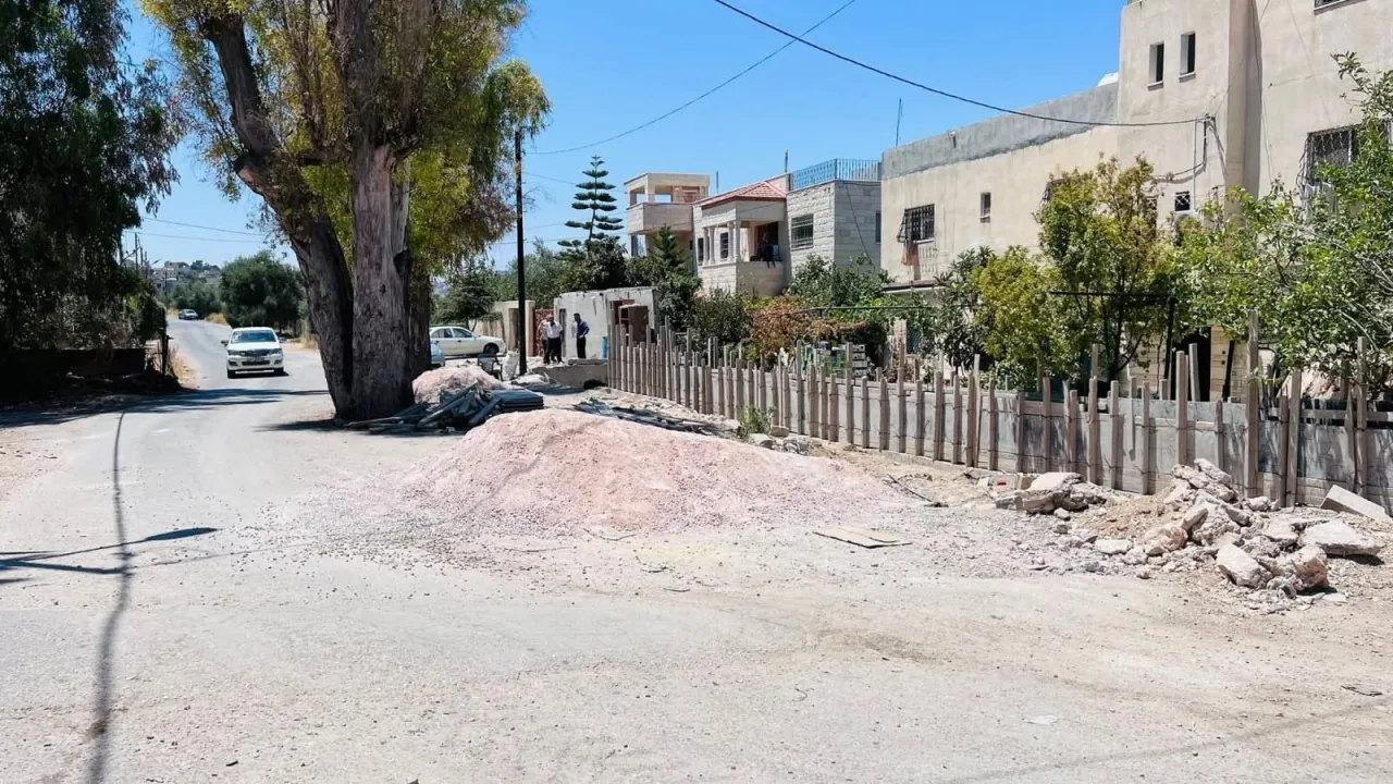 بلدية كفرنجه تزيل اعتداءات على الشارع العام في المشيرفة