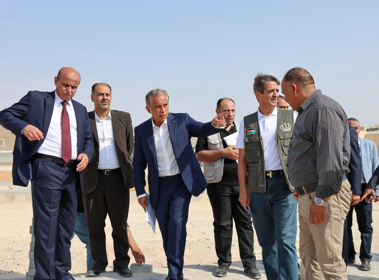 رئيس الوزراء يتفقد مشروع مدينة الأمير فيصل الرياضية في الكرك
