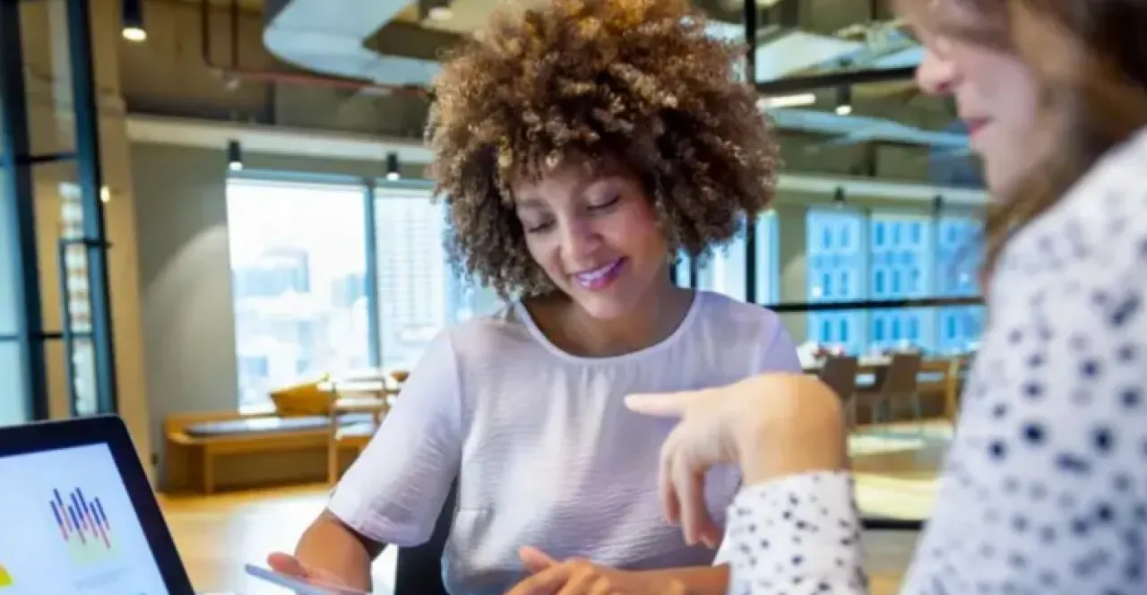 لماذا تدمج الشركات بين قسمي الموارد البشرية وتكنولوجيا المعلومات