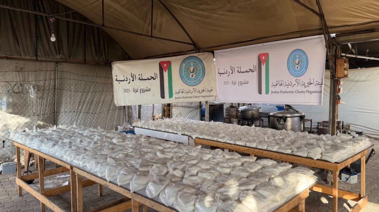 الحملة الأردنية توزع طنًا من السكر على النازحين شمال وجنوب غزة