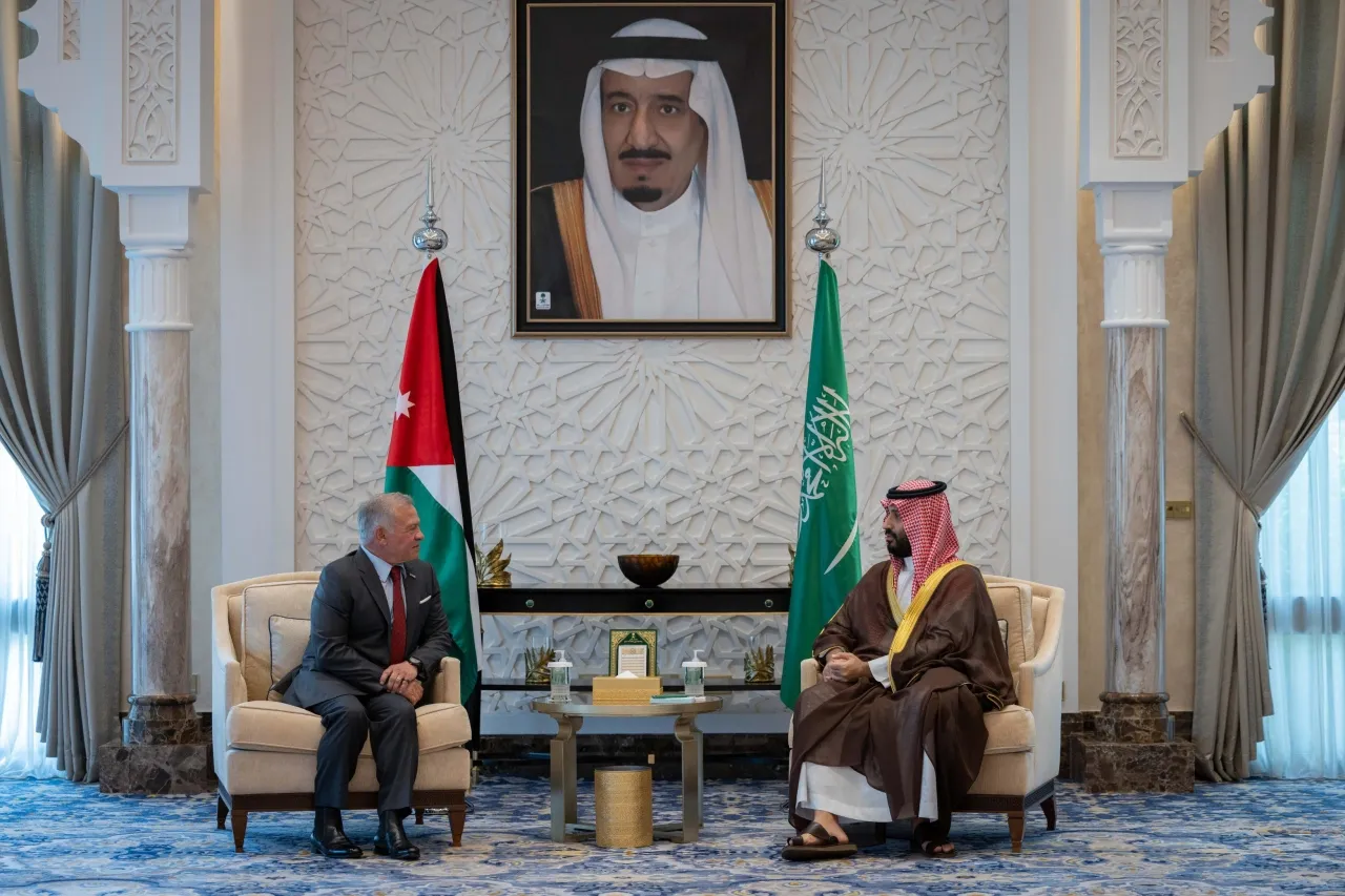 الملك يعود إلى أرض الوطن بعد زيارة للسعودية