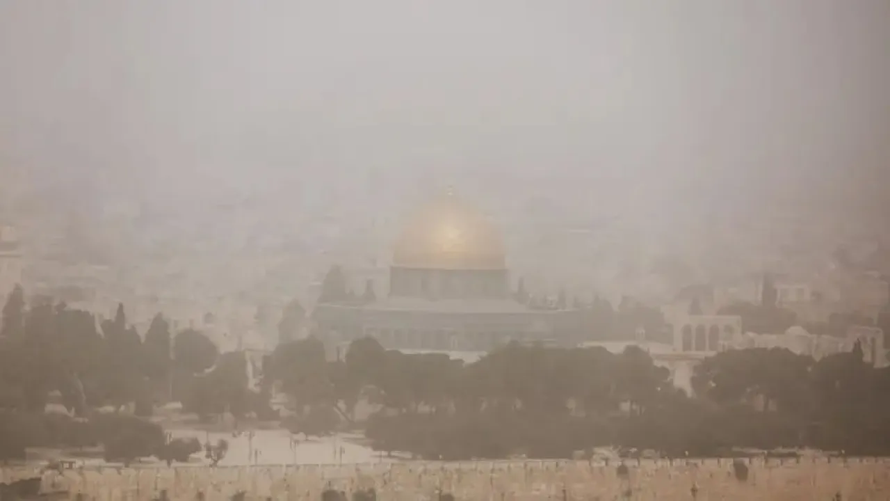 موجات غبار وحرّ شديد وأمطار متفرقة تضرب دولاً عربية وتحذيرات تهيمن على مواقع التواصل الاجتماعي