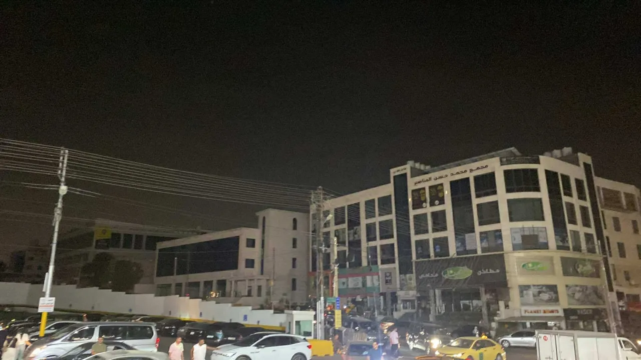 الأردن  انقطاع التيار الكهربائي عن مناطق واسعة بالعاصمة عمان