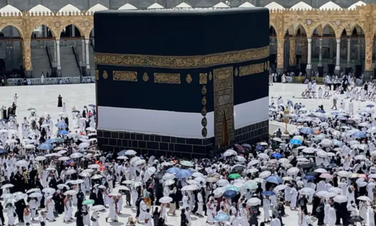 السعودية توقف 30 موظفاً تورطوا في الإخلال بأنظمة الحج