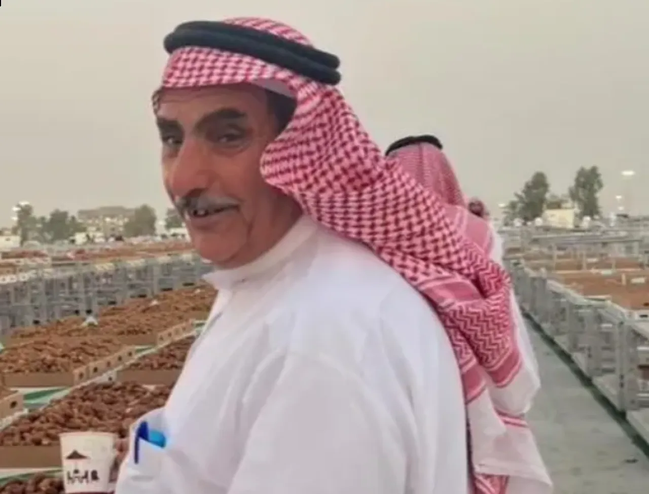 سعودي ترك مجاورة الملايين ليصدح في سوق تمور لـ 3 عقود