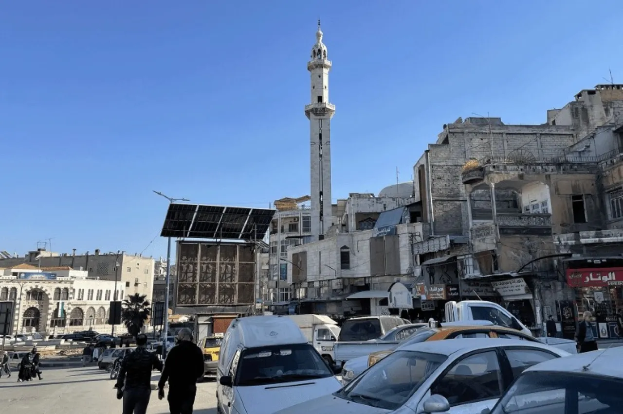 ما حقيقة فيديو لخطيبين على منبر واحد في حماة السورية