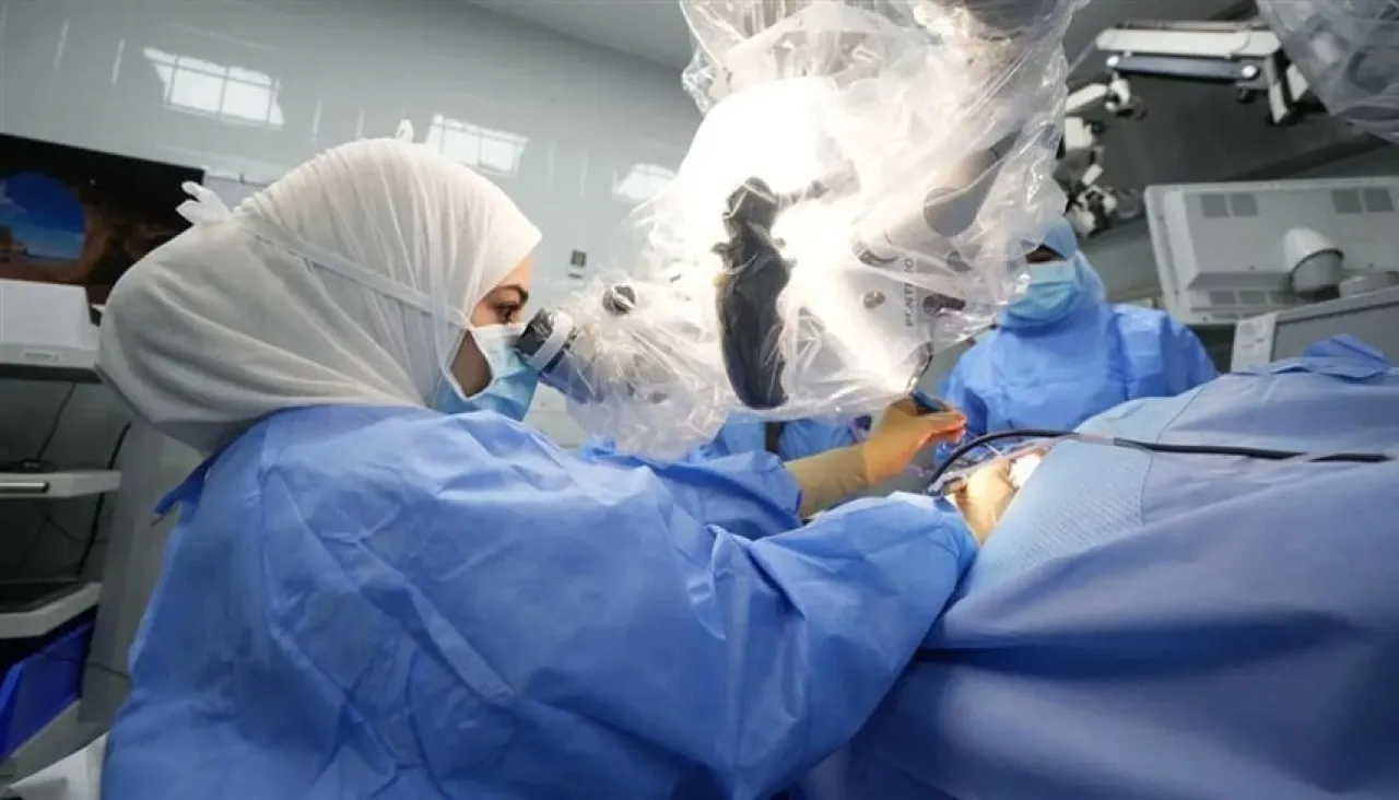 إنجاز طبي في السعودية أول زراعة قوقعة باستخدام يد روبوتية