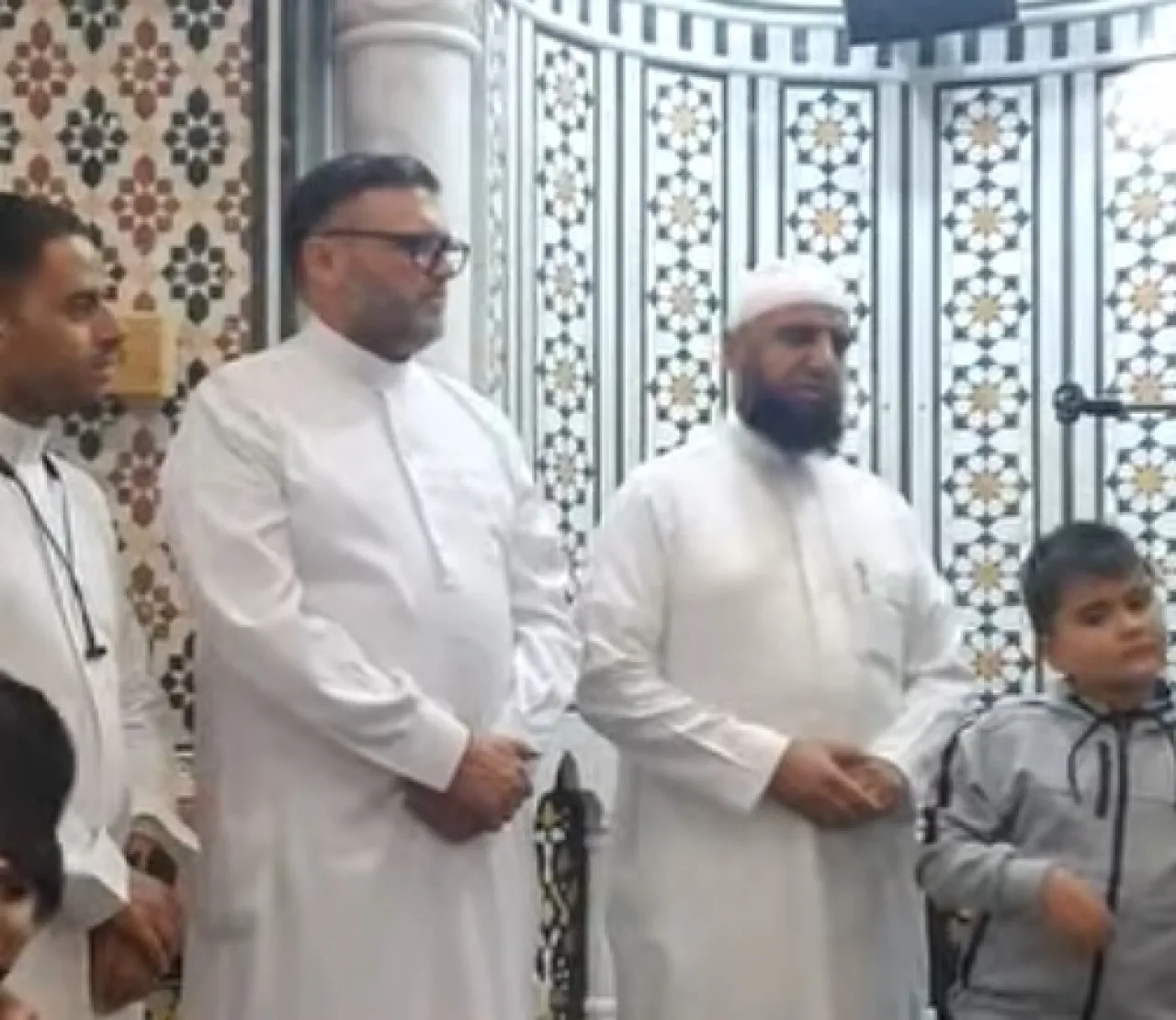 اسلام شاب اميركي بمسجد في سحاب  فيديو