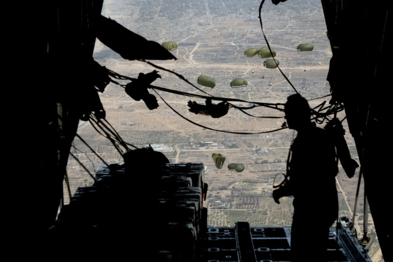 بالتعاون مع 6 دول  الأردن يواصل انزال المساعدات إلى غزة  صور