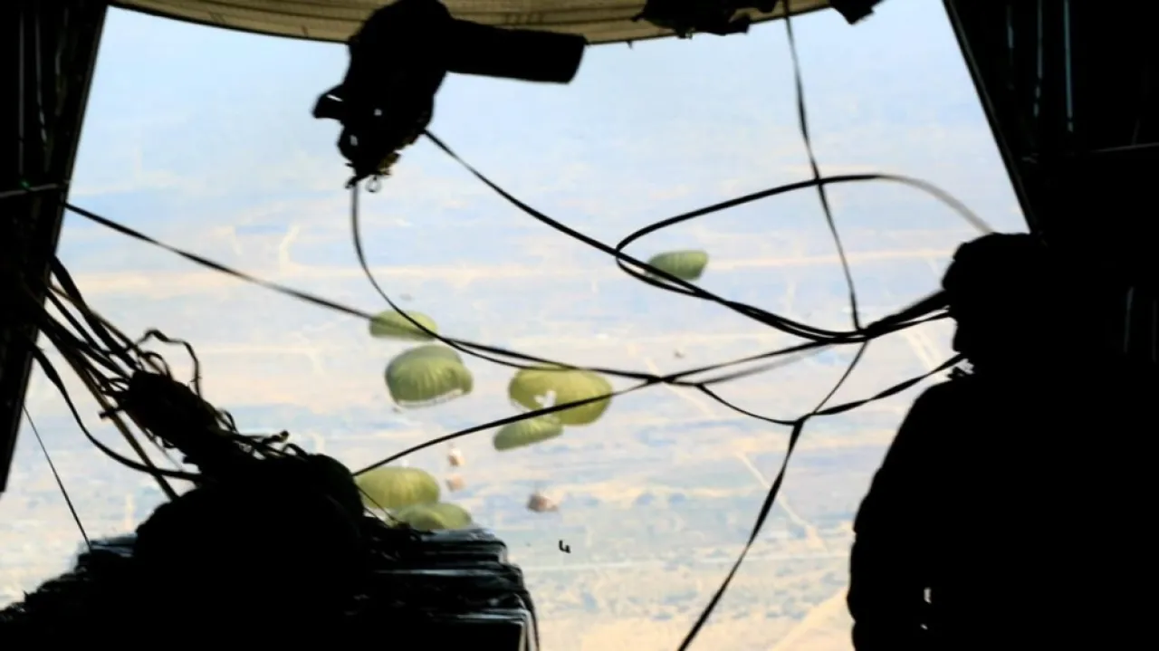 بالتعاون مع 6 دول    الأردن يسقط 63 طناً من المواد الغذائية والإغاثية الى غزة