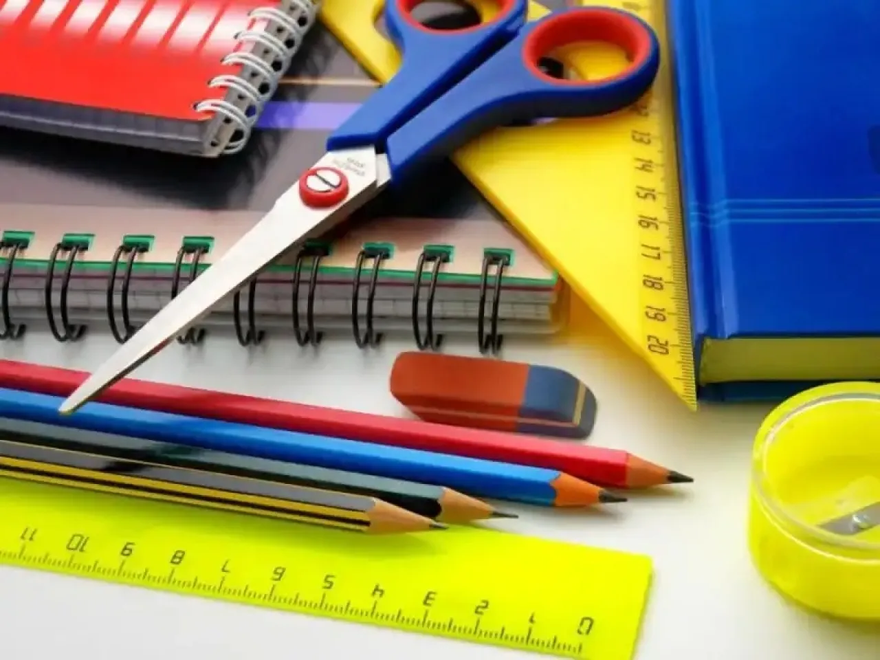 تجار القرطاسية قطاعات غير مختصة تستغل الموسم