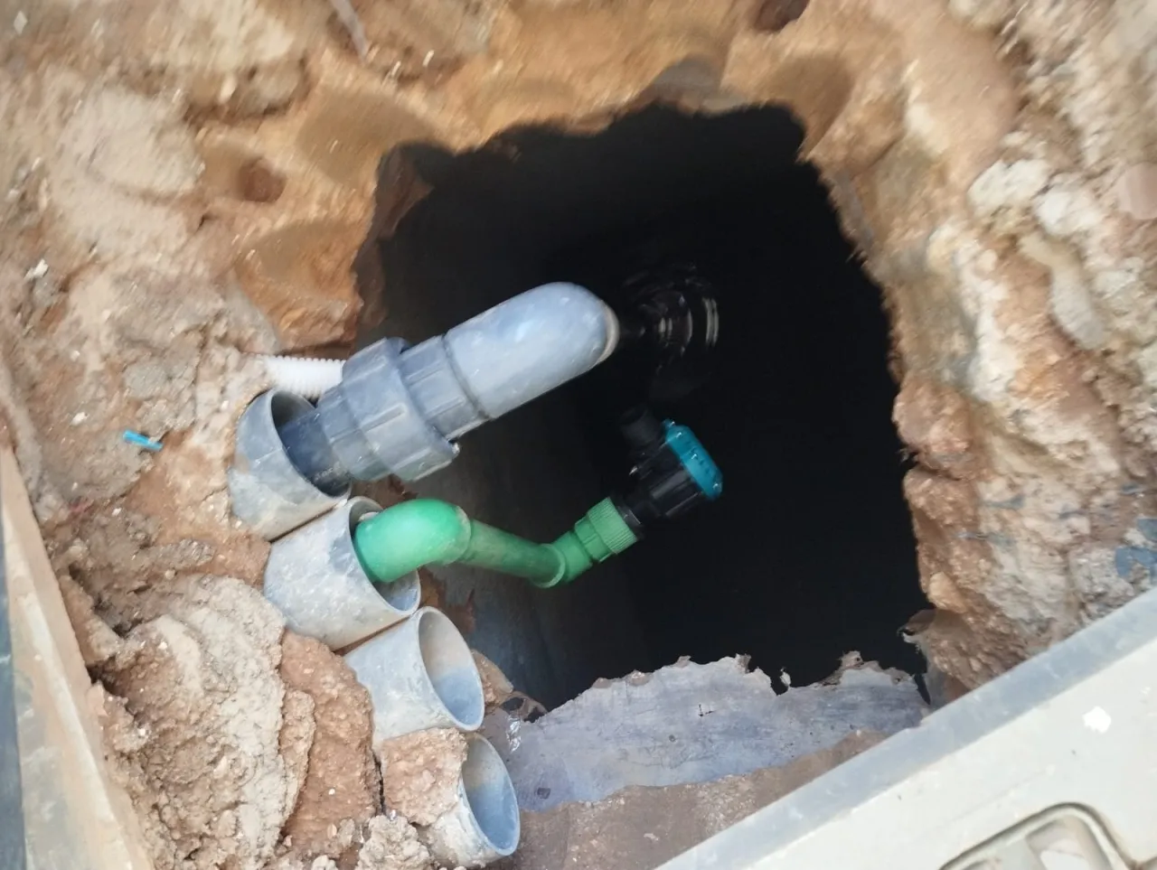 وزارة المياه ضبط مصنع يعتدي على خط ناقل في منطقة المفرق