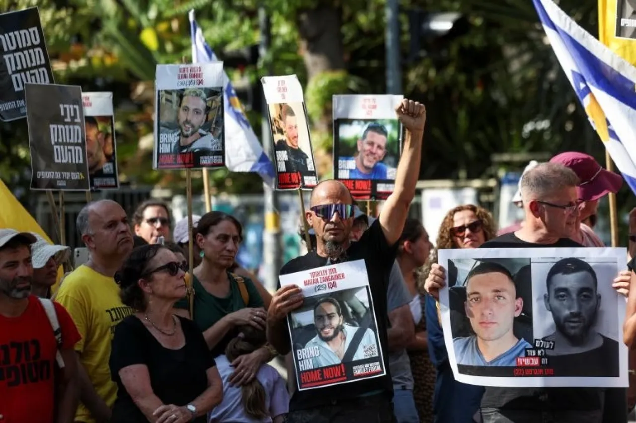 عائلات الأسرى الإسرائيليين تحاصر منازل وزراء وتطلق أسبوع التصعيد