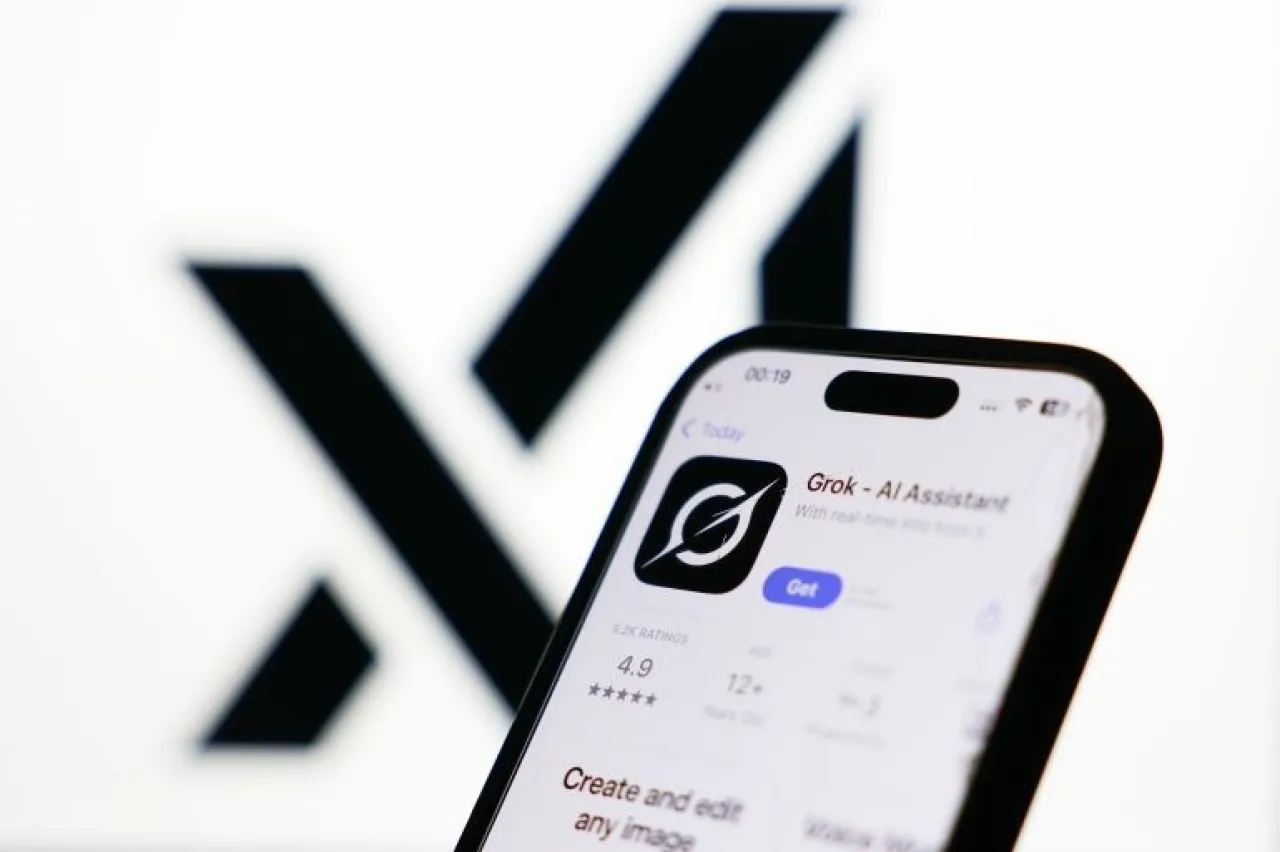 غروك ينشر محادثات 300 ألف مستخدم بالخطأ