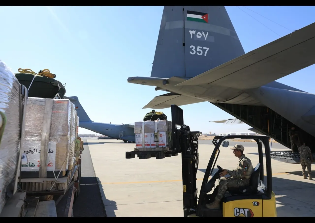 الأردن يواصل إيصال المساعدات إلى غزة عبر إنزالات جوية جديدة