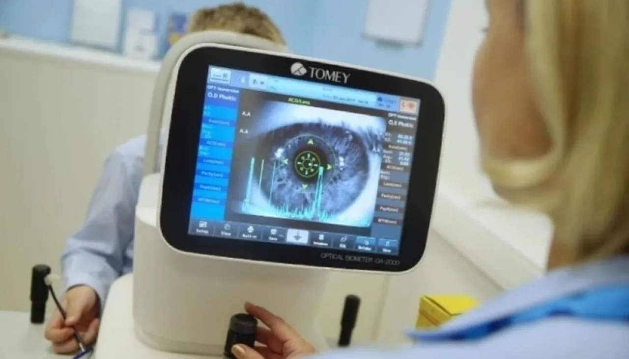 عدسات لاصقة تُفقد فتاة بصرها والأطباء يحذرون من كارثة صامتة