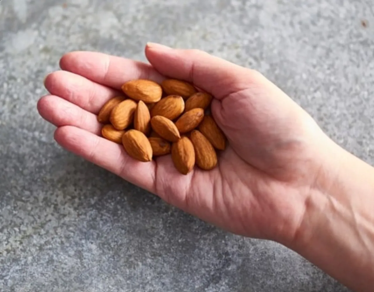 لإطالة العمر الصحي تناول 22 حبة لوز يومياً