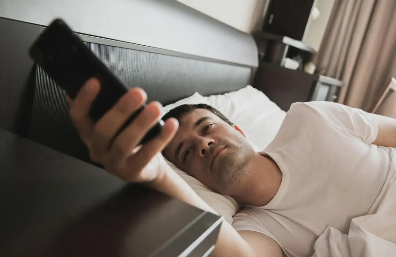 مخاطر استخدام الهاتف فور الاستيقاظ من النوم