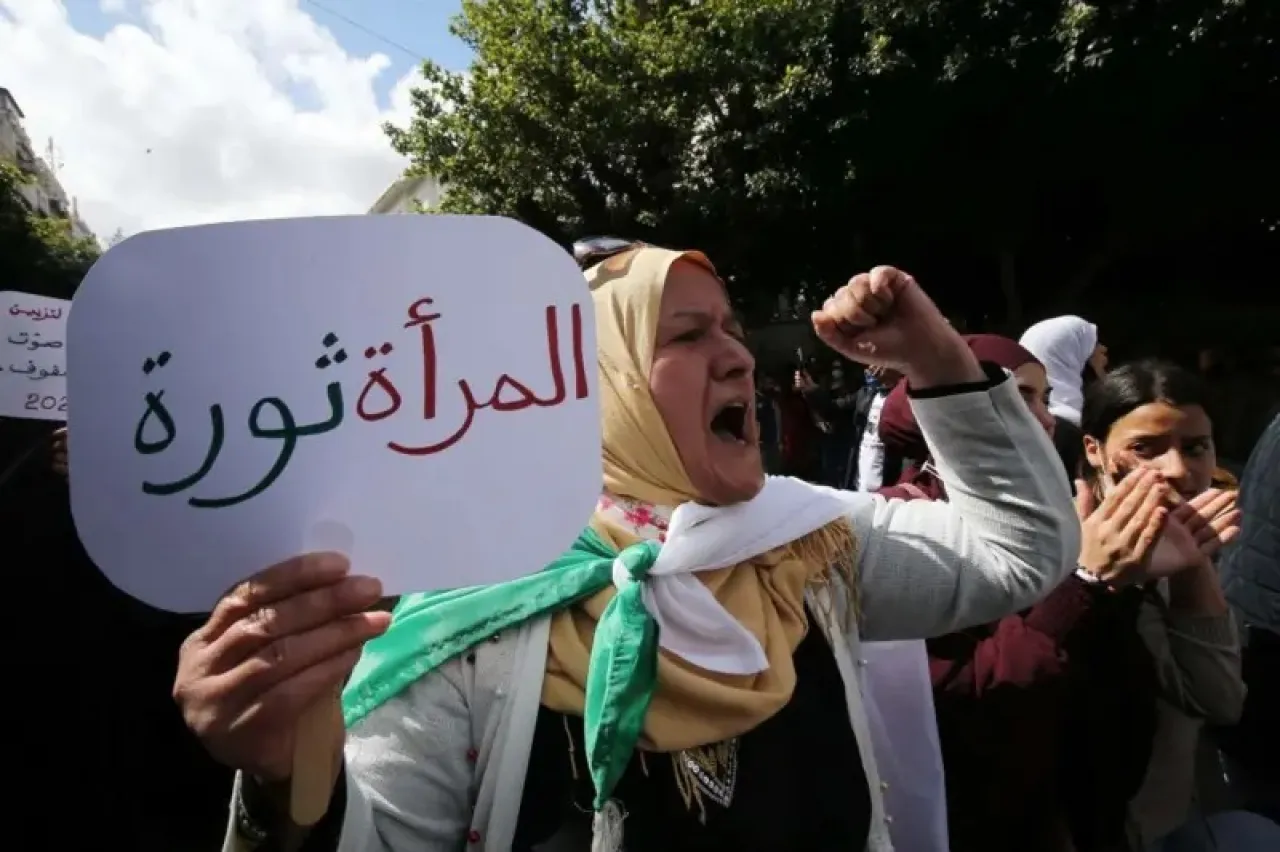 ماذا يعني رفع الجزائر تحفظها عن حق المرأة بالسفر والسكن بمفردها