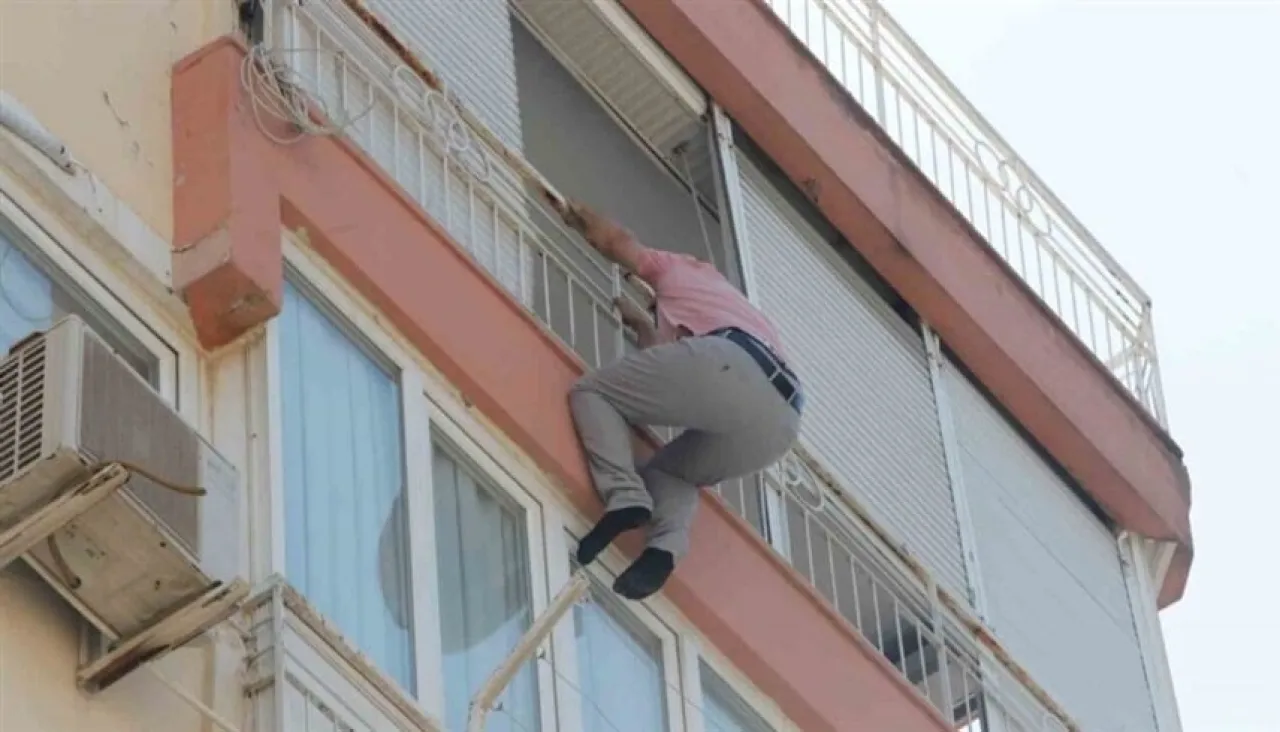 تركيا يهدد بالانتحار من شرفة المنزل بسبب رغبة زوجته في الطلاق