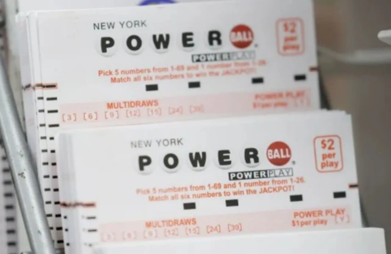 أمريكي يفوز بمليون دولار بشراء بطاقتي يانصيب لنفس السحب عن طريق الخطأ