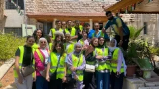 عدد من طلبة جامعة الشرق الاوسط يزور مؤسسة الحسين الاجتماعية