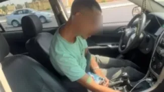 سائق أوبر يتعاطى مخدرات أثناء القيادة بسرعة جنونية.. والراكب ينقذ الموقف - فيديو