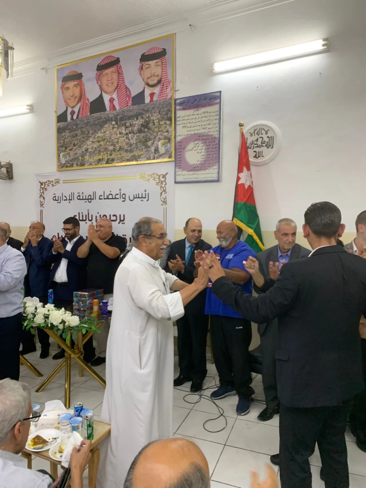 ماجد  و عوني  الجنيني يتقدمان بالتهنئة للناجحين في التوجيهي