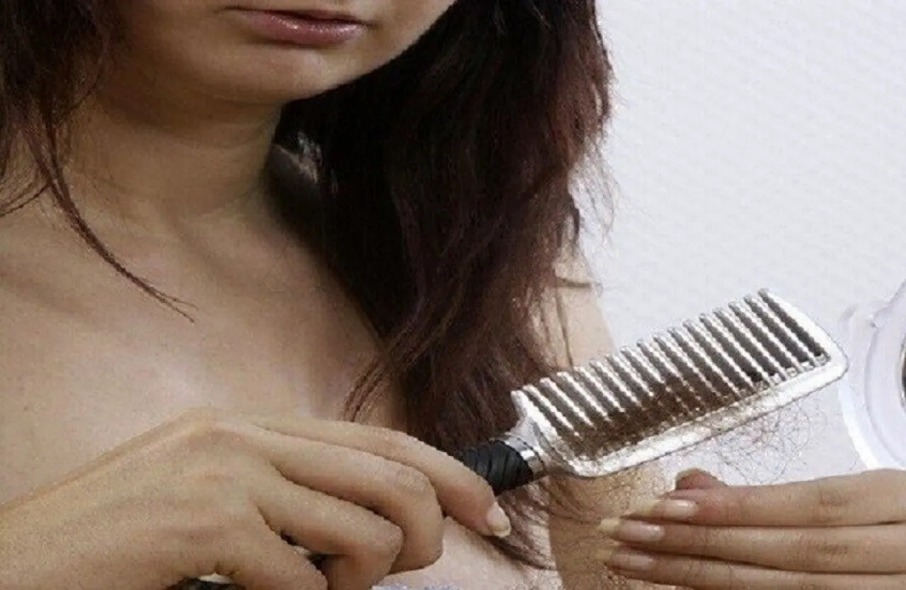 دراسة تحدد الآلية العلمية وراء ذروة تساقط الشعر في شهري تشرين اول وثاني