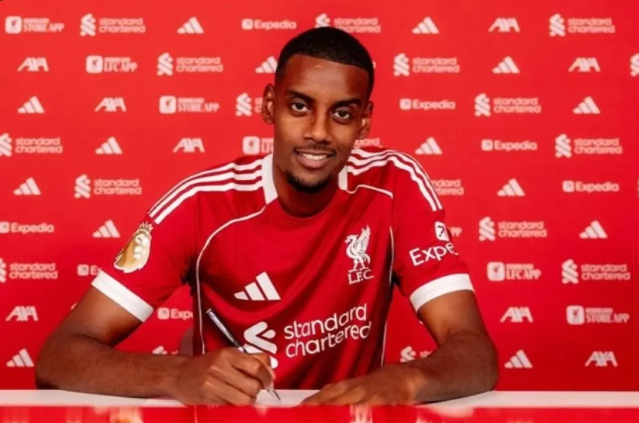 إيزاك يرتدي القميص رقم 9 ليفربول يعلن عن مهاجمه الجديد رسمياً