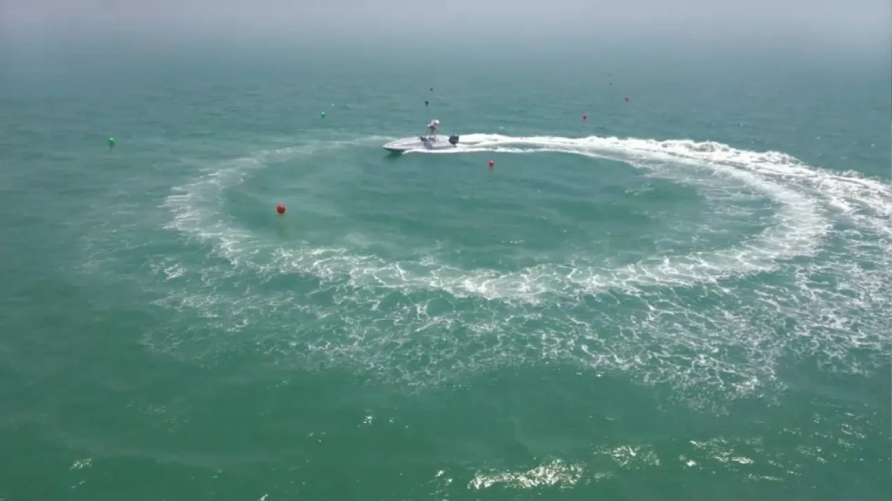 الحوثيون يستهدفون سفينة في شمال البحر الأحمر