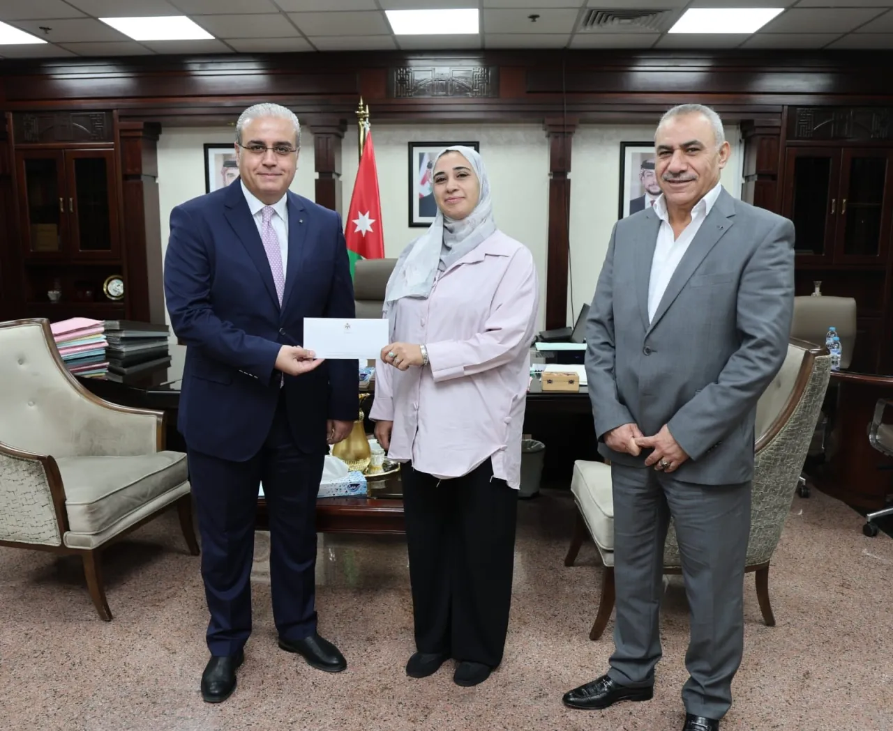 وزير الصحة يكرّم موظفة الخدمات في البشير تقديراً لأمانتها