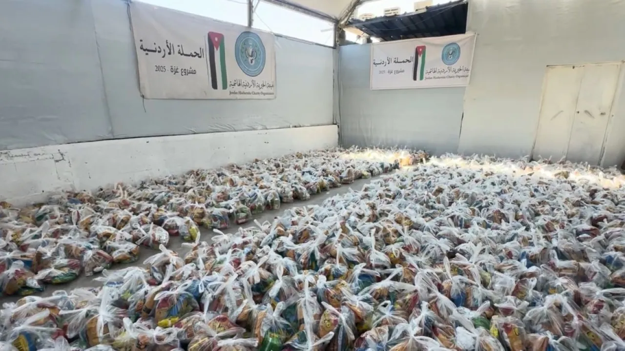 الحملة الأردنية توزّع 1000 طرد مخصص للأطفال في شمال وجنوب غزة