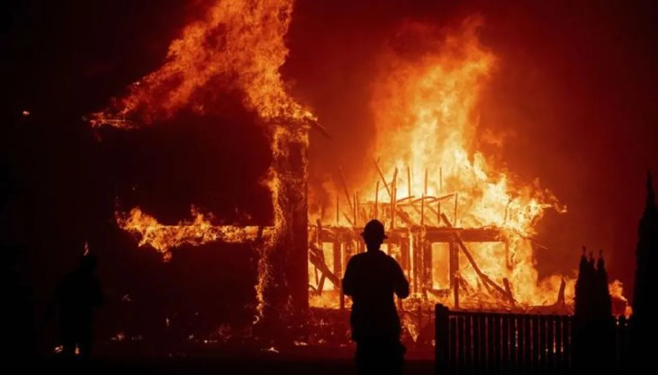 حريق الغابات يشعل بلدة تاريخية بكاليفورنيا  تفاصيل