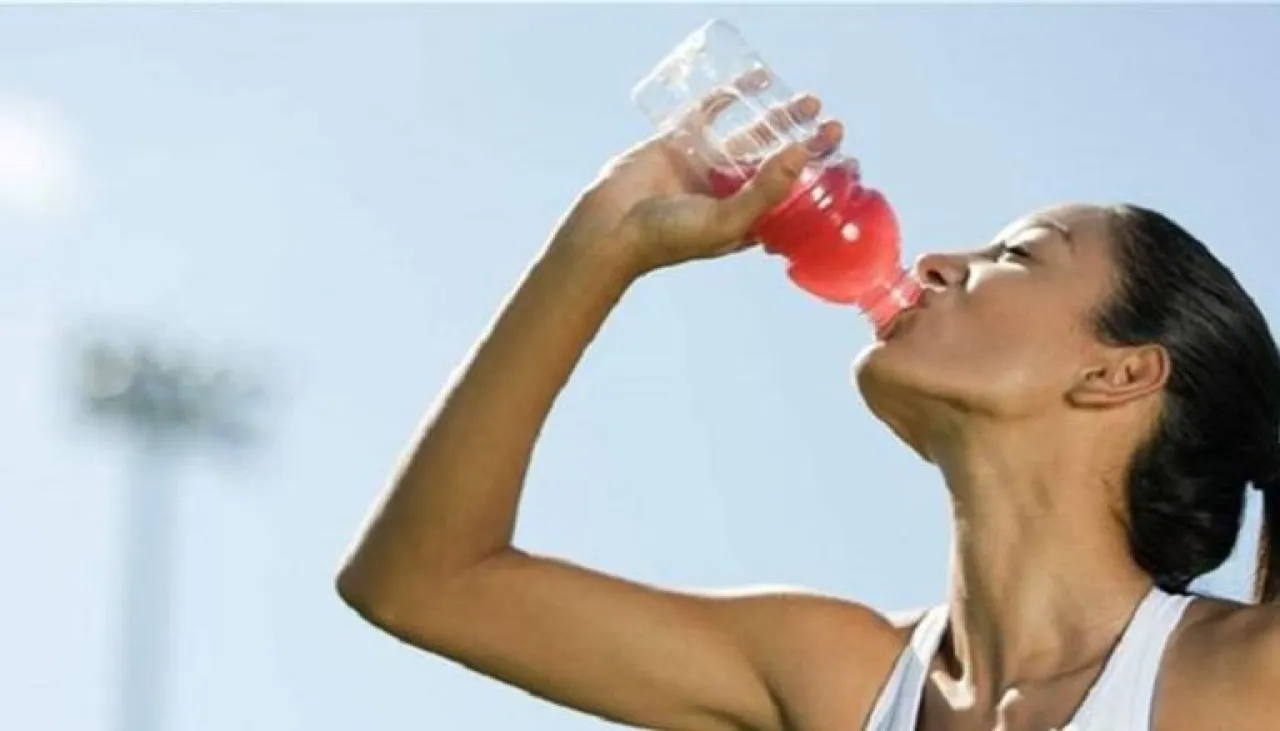 ماذا تفعل مشروبات الطاقة المليئة بالكافيين بجسمك