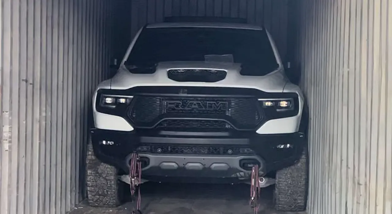 السلطات الأمريكية تطيح بشبكة لسرقة وتصدير سيارات فاخرة