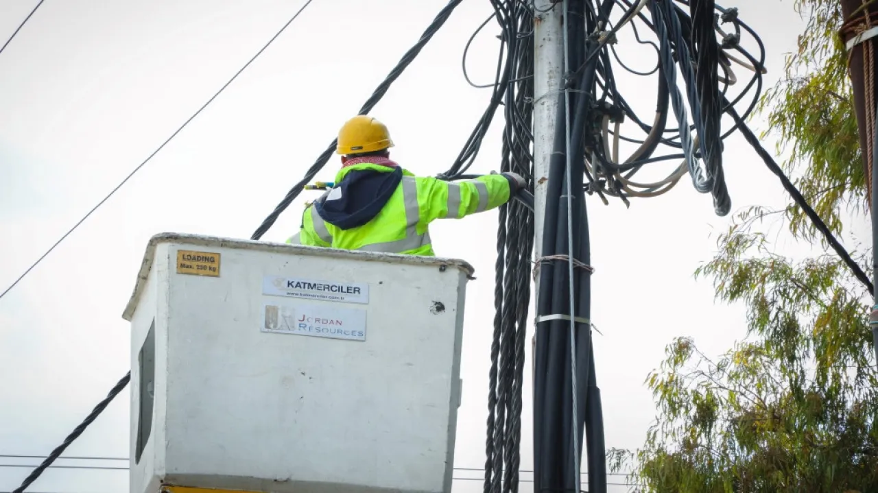 الأردن 141 مليون دينار لإيصال التيار الكهربائي لـ 5169 منزلا العام الماضي